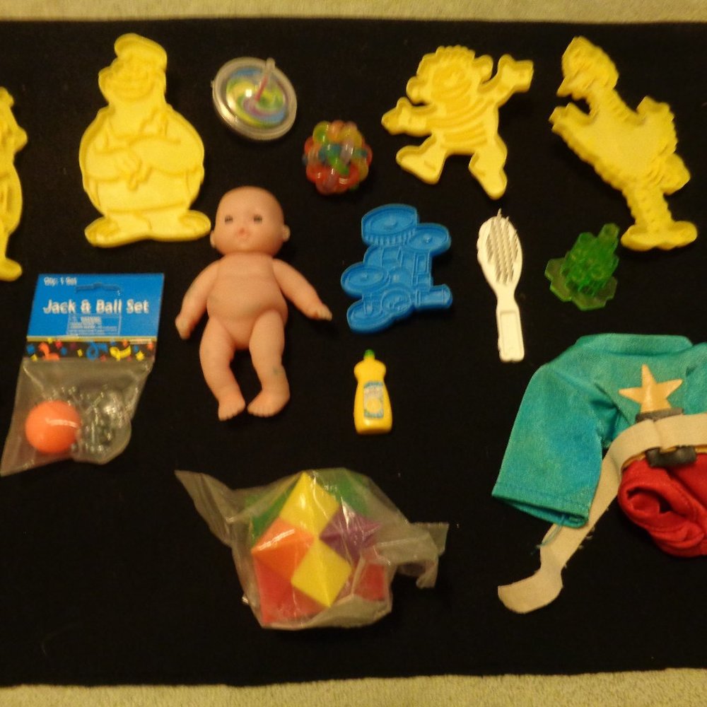 JUNK DRAWER LOT RETRO & MODERN TOYS LOT INCLUDING SESEME STREET COOKIE C…